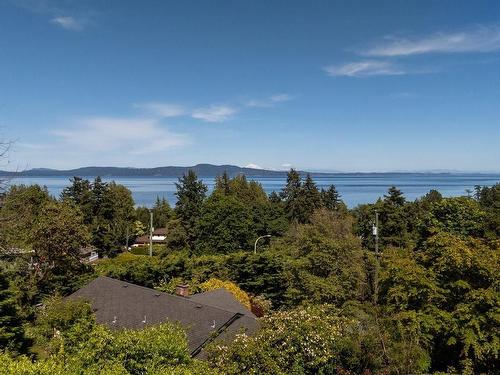 2320 Arbutus Rd, Saanich, BC 