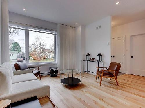 Living room - 51 Rue Genest, Saint-Jean-Sur-Richelieu, QC - Indoor Photo Showing Living Room