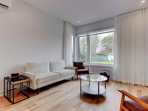 Living room - 51 Rue Genest, Saint-Jean-Sur-Richelieu, QC - Indoor Photo Showing Living Room