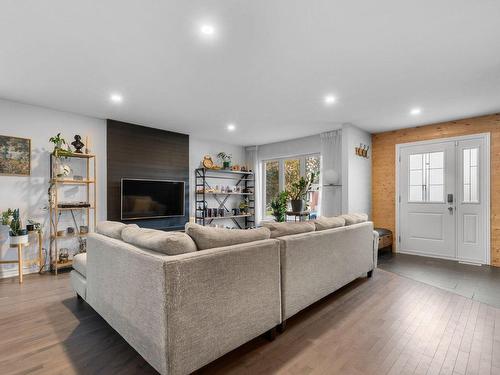 Salon - 21 8E Avenue, Beauharnois, QC - Indoor Photo Showing Living Room With Fireplace