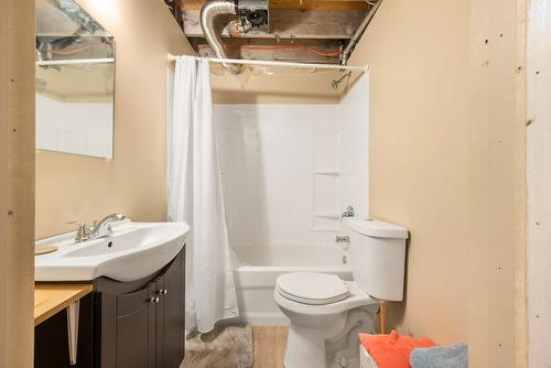 1605 29 Street, Vernon, BC - Indoor Photo Showing Bathroom