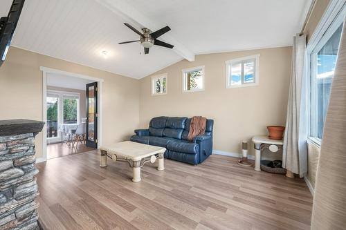 1605 29 Street, Vernon, BC - Indoor Photo Showing Living Room