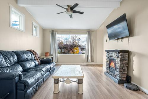 1605 29 Street, Vernon, BC - Indoor Photo Showing Living Room With Fireplace