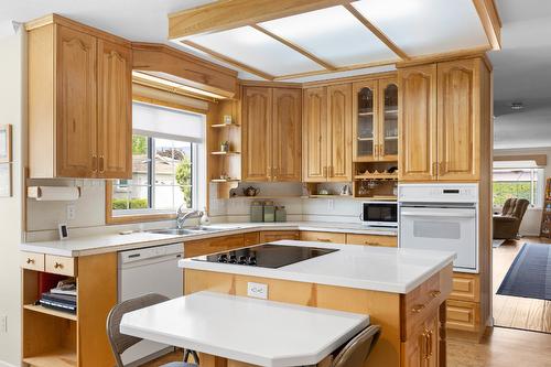 23-1201 Cameron Avenue, Kelowna, BC - Indoor Photo Showing Kitchen With Double Sink