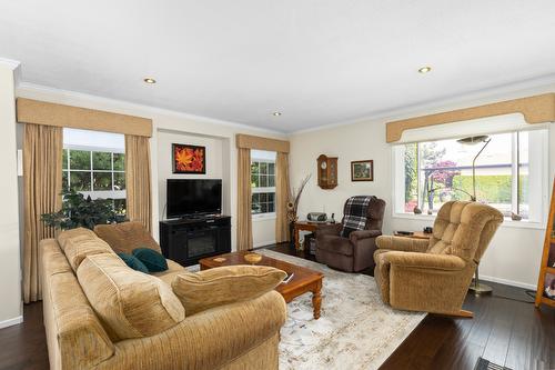 23-1201 Cameron Avenue, Kelowna, BC - Indoor Photo Showing Living Room