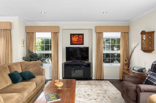 23-1201 Cameron Avenue, Kelowna, BC - Indoor Photo Showing Living Room