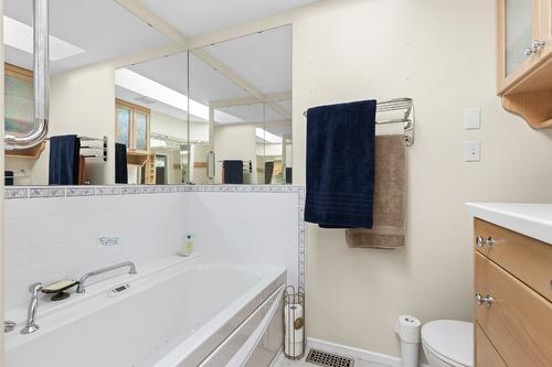 23-1201 Cameron Avenue, Kelowna, BC - Indoor Photo Showing Bathroom