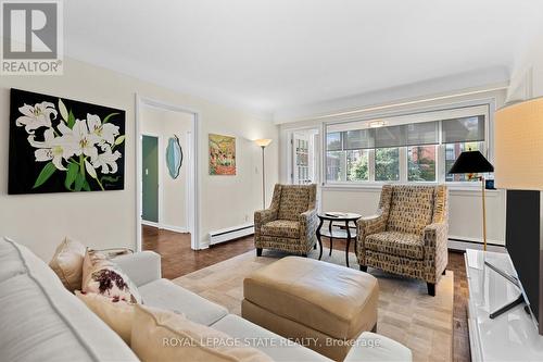 1 - 245 Bay Street S, Hamilton, ON - Indoor Photo Showing Living Room