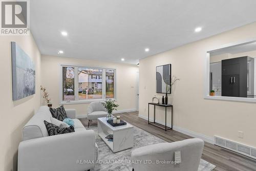 20 Edgemere Crescent, London, ON - Indoor Photo Showing Living Room