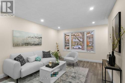 20 Edgemere Crescent, London, ON - Indoor Photo Showing Living Room