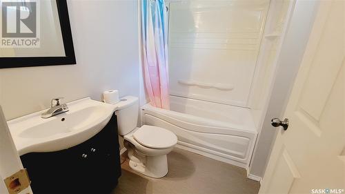 145 3Rd Avenue Ne, Swift Current, SK - Indoor Photo Showing Bathroom