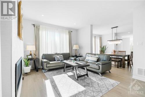 608 Bridgeport Avenue, Ottawa, ON - Indoor Photo Showing Living Room