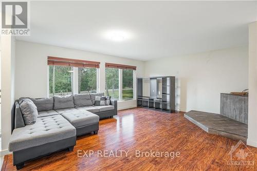 277 Belvedere Road, Prescott And Russell, ON - Indoor Photo Showing Living Room