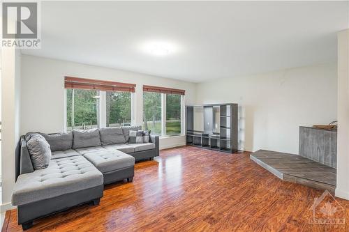 277 Belvedere Road, Clarence-Rockland, ON - Indoor Photo Showing Living Room