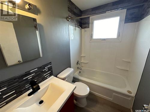 1021 Bison Avenue, Weyburn, SK - Indoor Photo Showing Bathroom