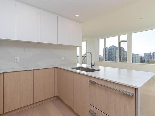 1010-1100 Yates St, Victoria, BC - Indoor Photo Showing Kitchen