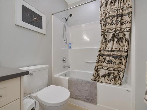 2287 Amelia Ave, Sidney, BC - Indoor Photo Showing Bathroom