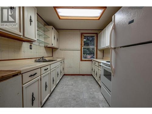 802 Cottonwood Avenue, Salmo, BC - Indoor Photo Showing Kitchen With Double Sink