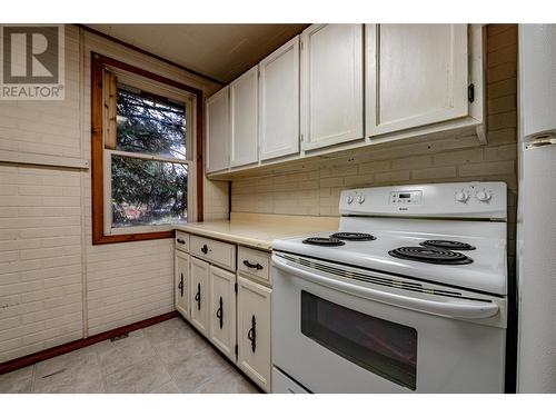 802 Cottonwood Avenue, Salmo, BC - Indoor Photo Showing Kitchen