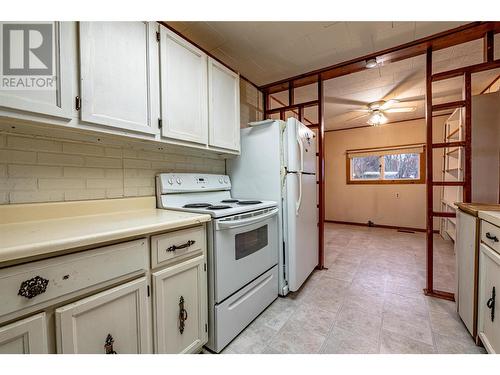 802 Cottonwood Avenue, Salmo, BC - Indoor Photo Showing Kitchen