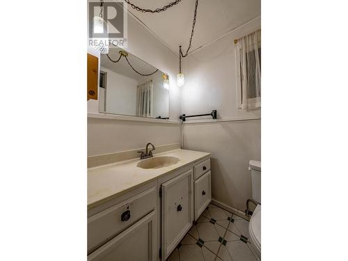 802 Cottonwood Avenue, Salmo, BC - Indoor Photo Showing Bathroom