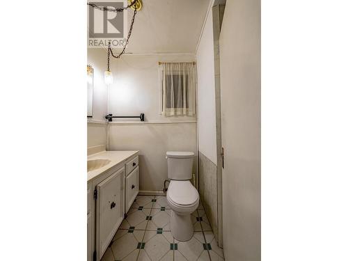 802 Cottonwood Avenue, Salmo, BC - Indoor Photo Showing Bathroom