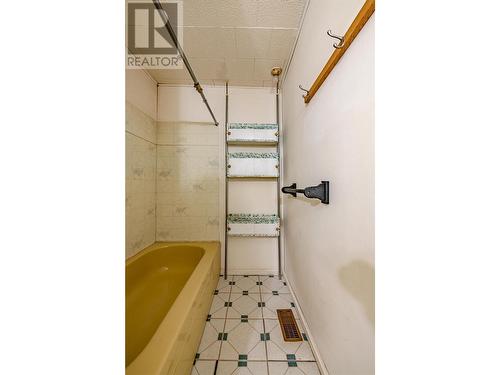 802 Cottonwood Avenue, Salmo, BC - Indoor Photo Showing Bathroom