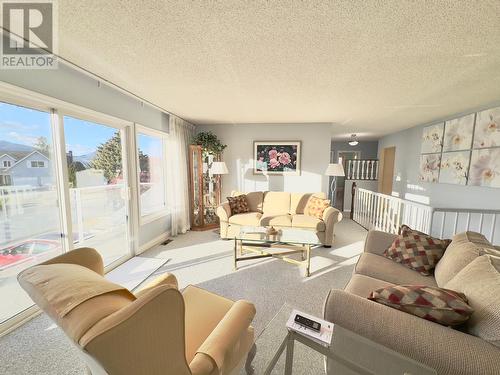 112 Wiltse Place, Penticton, BC - Indoor Photo Showing Living Room