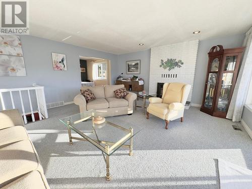 112 Wiltse Place, Penticton, BC - Indoor Photo Showing Living Room