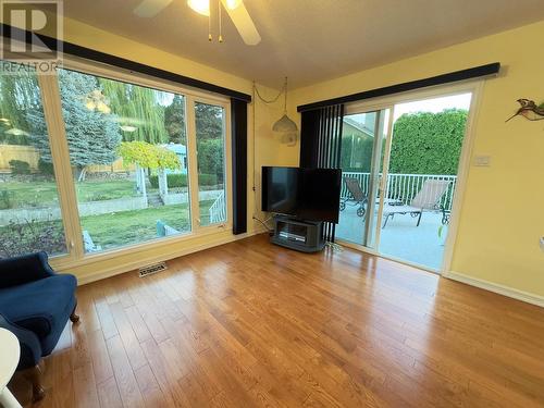 112 Wiltse Place, Penticton, BC - Indoor Photo Showing Living Room