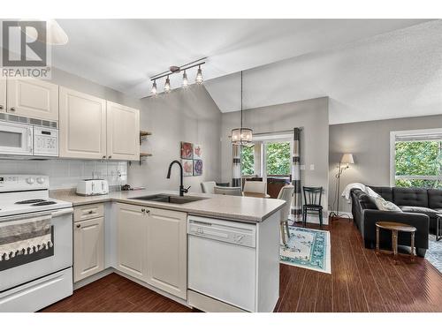 2120 Sun Peaks Road Unit# 11, Sun Peaks, BC - Indoor Photo Showing Kitchen