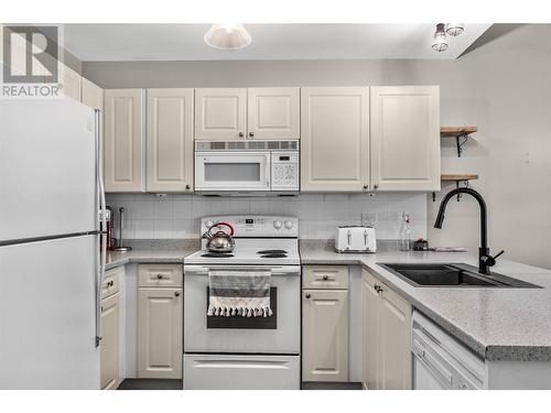 2120 Sun Peaks Road Unit# 11, Sun Peaks, BC - Indoor Photo Showing Kitchen