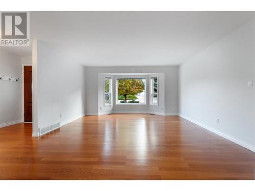 5228 Thomas Place, Okanagan Falls, BC - Indoor Photo Showing Living Room