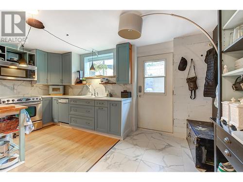 1740 Mountain Avenue, Kelowna, BC - Indoor Photo Showing Kitchen With Upgraded Kitchen