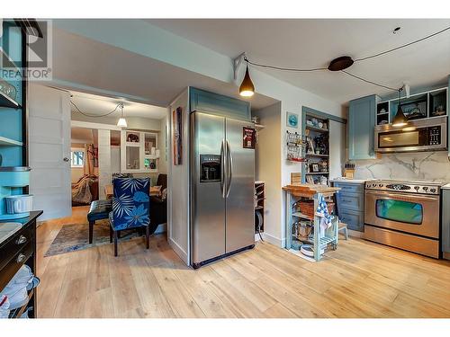 1740 Mountain Avenue, Kelowna, BC - Indoor Photo Showing Kitchen