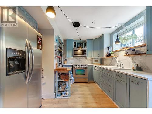 1740 Mountain Avenue, Kelowna, BC - Indoor Photo Showing Kitchen