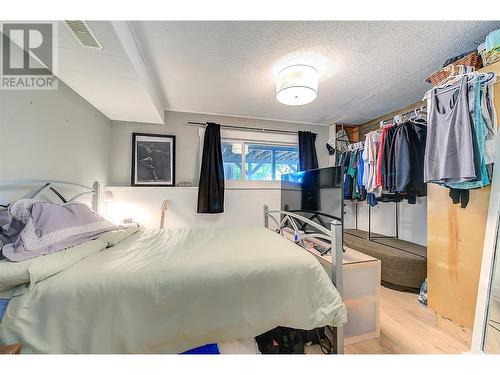 1740 Mountain Avenue, Kelowna, BC - Indoor Photo Showing Bedroom