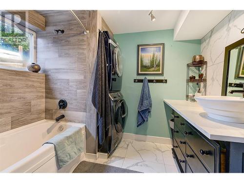 1740 Mountain Avenue, Kelowna, BC - Indoor Photo Showing Bathroom