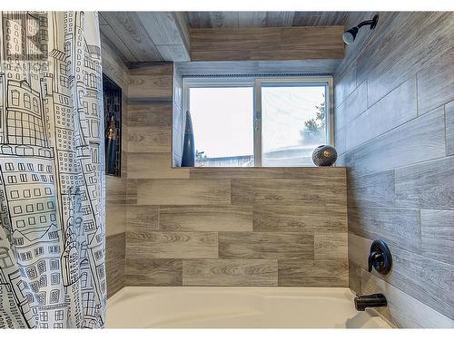 1740 Mountain Avenue, Kelowna, BC - Indoor Photo Showing Bathroom