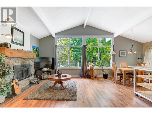 1740 Mountain Avenue, Kelowna, BC - Indoor Photo Showing Living Room With Fireplace