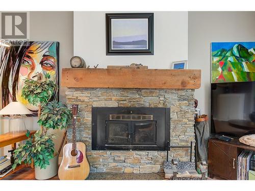 1740 Mountain Avenue, Kelowna, BC - Indoor Photo Showing Living Room With Fireplace