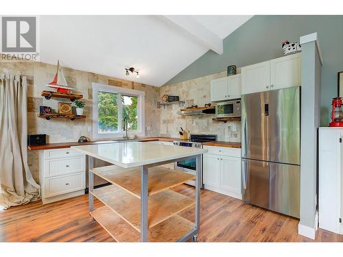 1740 Mountain Avenue, Kelowna, BC - Indoor Photo Showing Kitchen