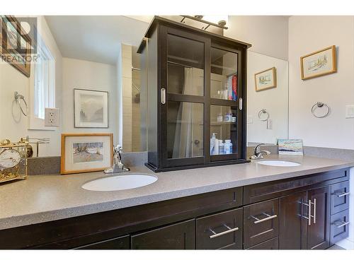 1740 Mountain Avenue, Kelowna, BC - Indoor Photo Showing Bathroom