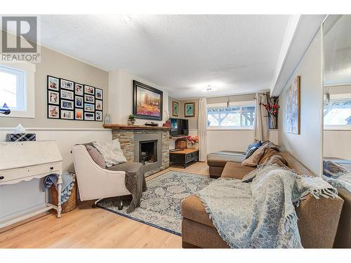 1740 Mountain Avenue, Kelowna, BC - Indoor Photo Showing Living Room With Fireplace