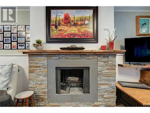 1740 Mountain Avenue, Kelowna, BC - Indoor Photo Showing Living Room With Fireplace