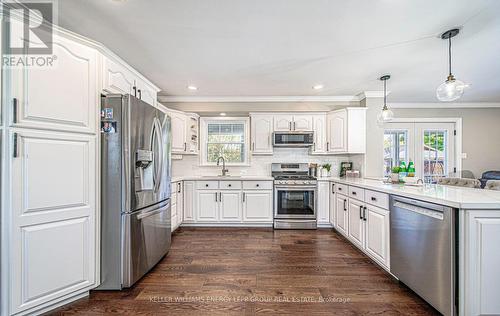 8 Sunny Ridge Trail, Clarington, ON - Indoor Photo Showing Kitchen With Upgraded Kitchen