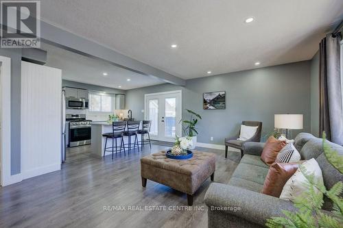 51 Rossford Crescent E, Kitchener, ON - Indoor Photo Showing Living Room