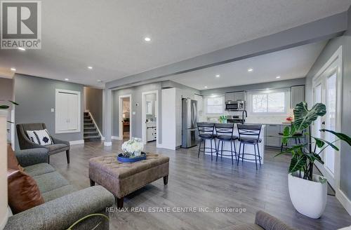 51 Rossford Crescent E, Kitchener, ON - Indoor Photo Showing Living Room