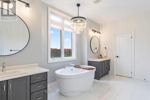 221 Agro Street, Hamilton, ON - Indoor Photo Showing Bathroom