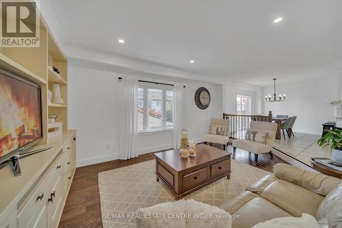 15 Yarrow Court, Kitchener, ON - Indoor Photo Showing Living Room